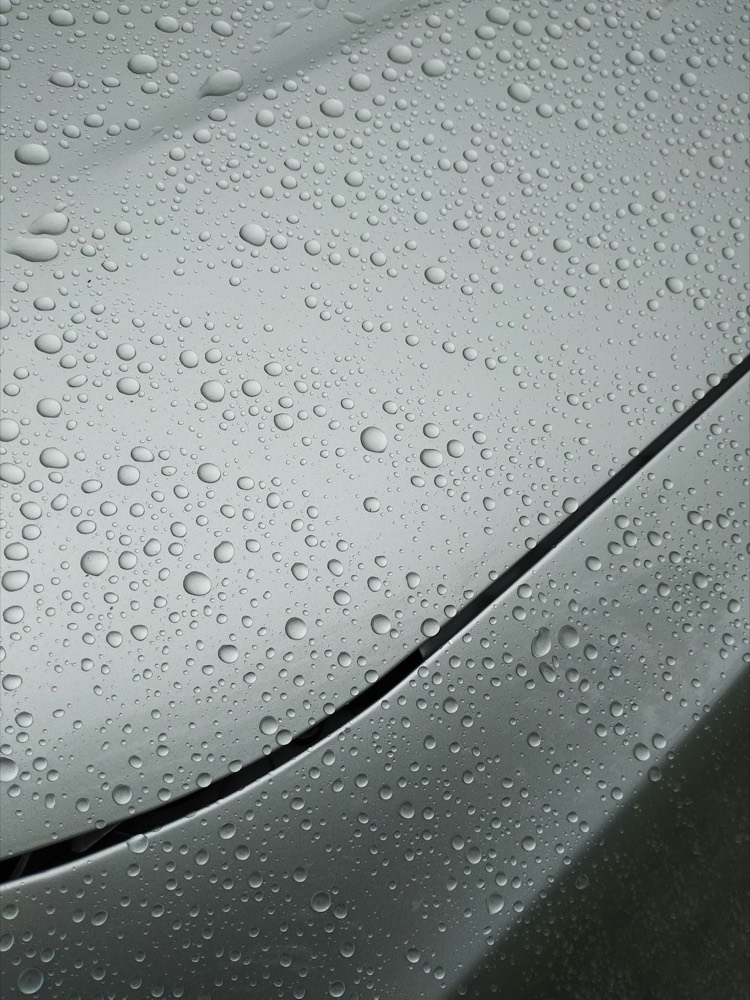 Gocce sulla lamiera di un'auto